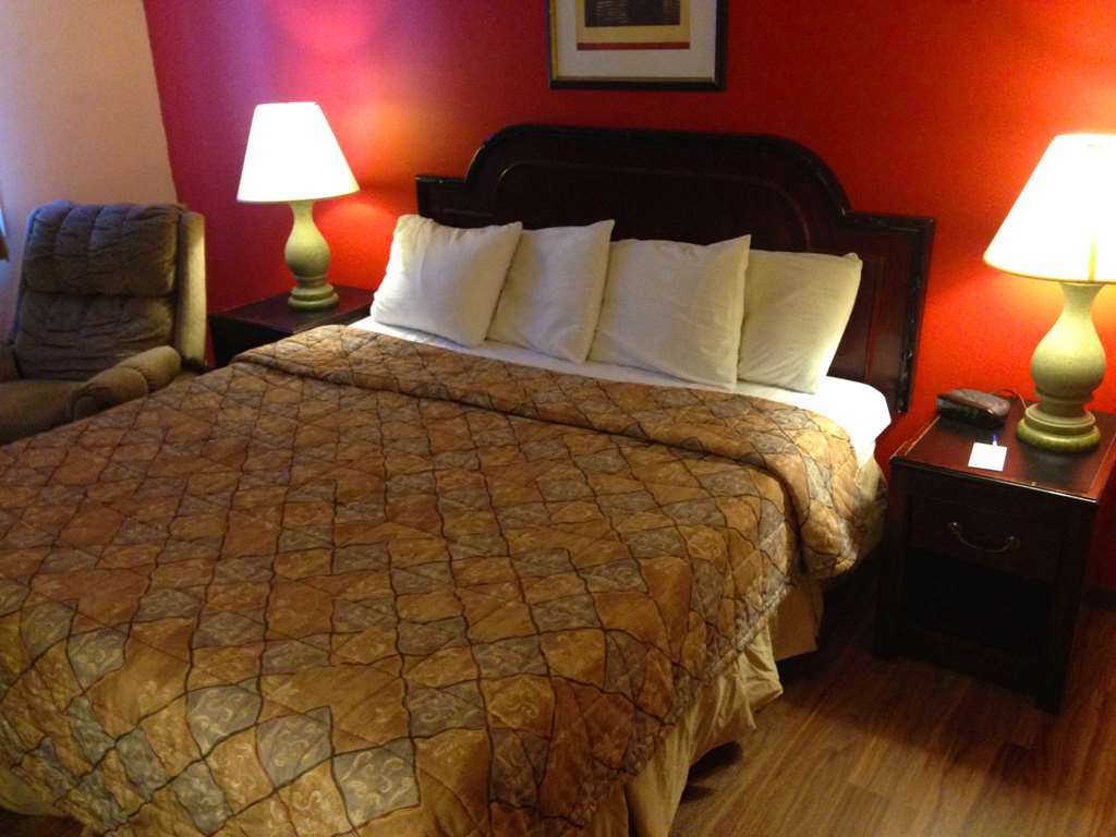 Econo Lodge Inn & Suites Escanaba Room photo
